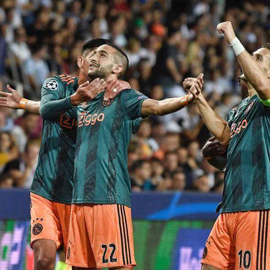 现出了与众 现出了与众